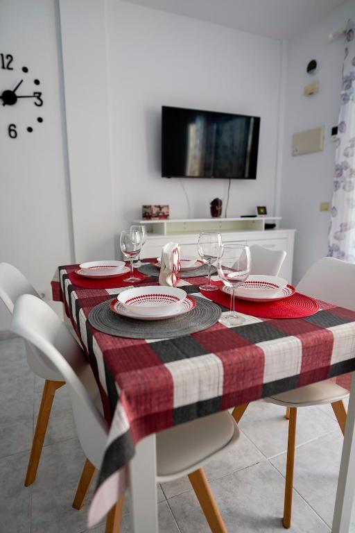 Televízia a/alebo spoločenská miestnosť v ubytovaní Apartamento Marineda