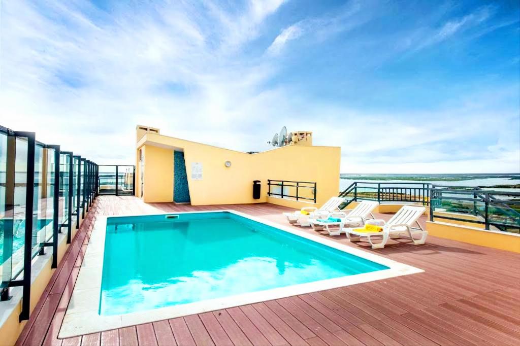 een zwembad op het balkon van een huis bij A Gaivota Ria Formosa Waterfront Lux Apart With Pool, Olhão, Algarve in Olhão