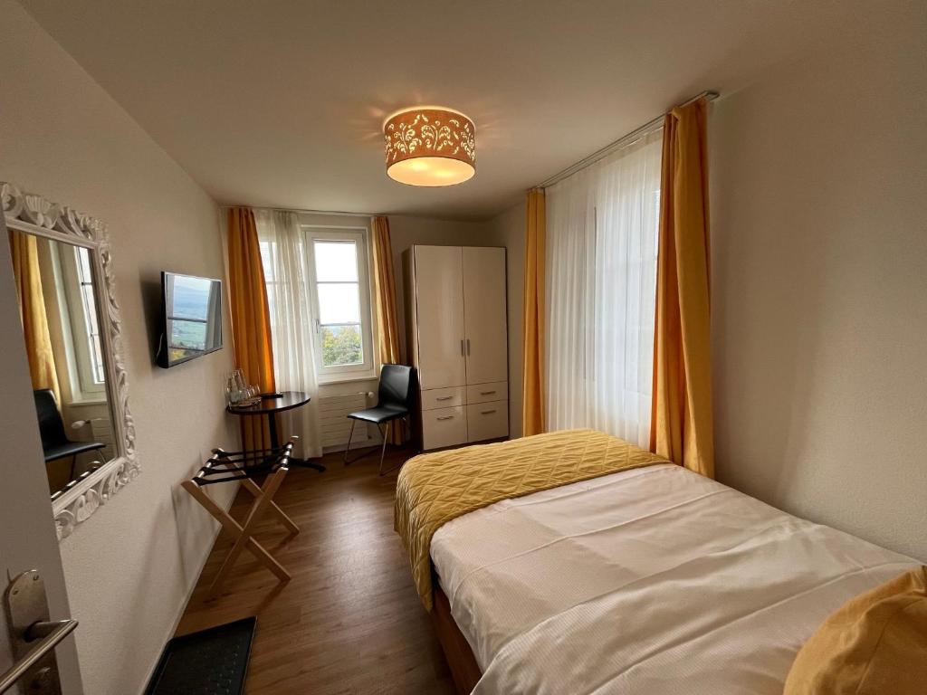 Televízia a/alebo spoločenská miestnosť v ubytovaní Hotel & Restaurant Hasenstrick
