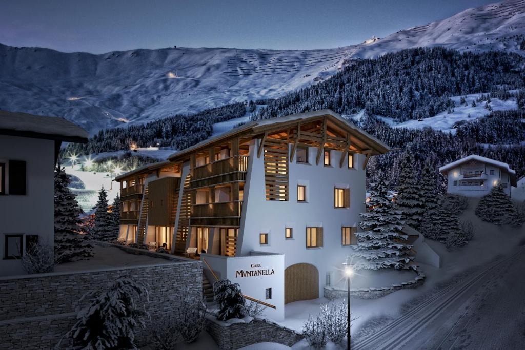 フィスにあるChesa Muntanellaの雪の中の山のホテル
