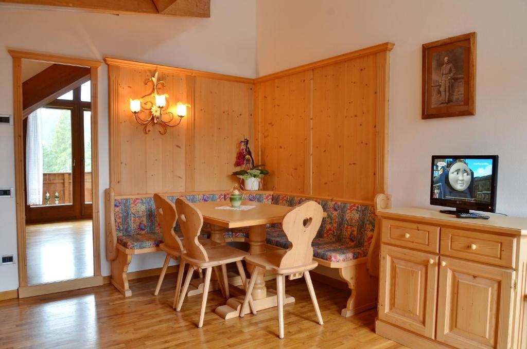 Televízia a/alebo spoločenská miestnosť v ubytovaní Residence Taufer