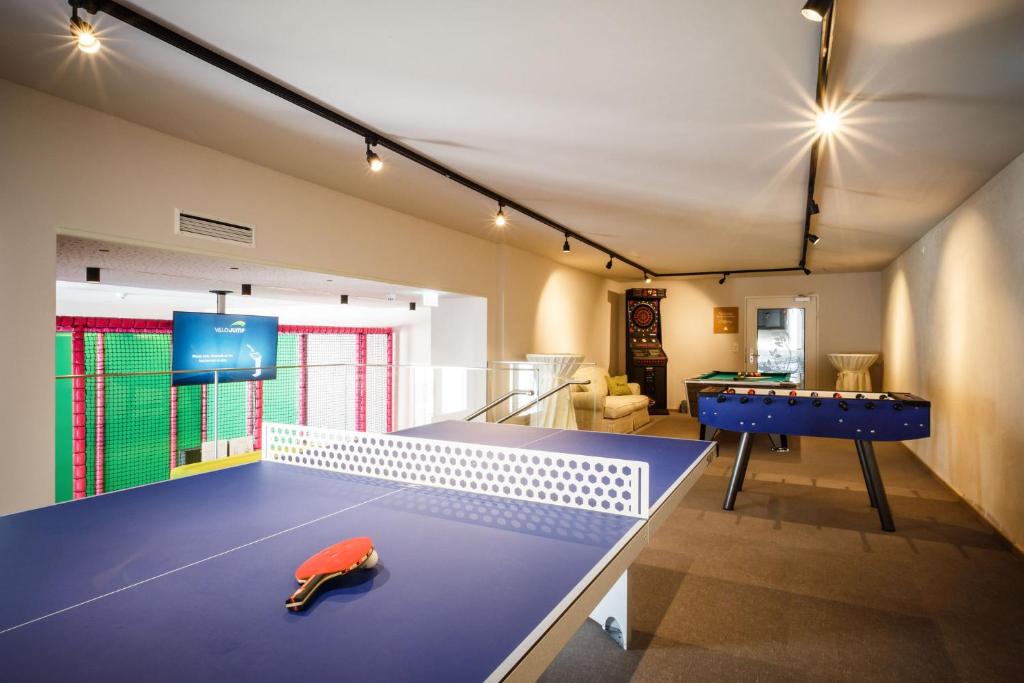 Stolný tenis v ubytovaní Liebes Caroline 4-Sterne-Hotel alebo v jeho okolí