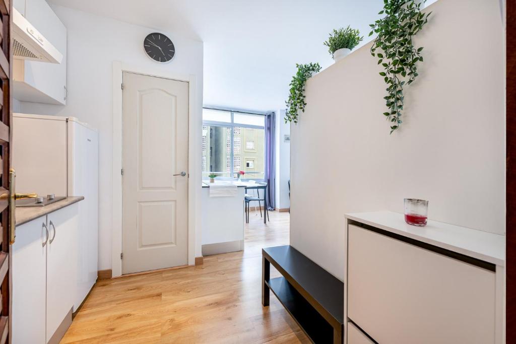 Kuchnia lub aneks kuchenny w obiekcie Solaz-Andaluz City Center Apartment BY NAMASTE ELITE