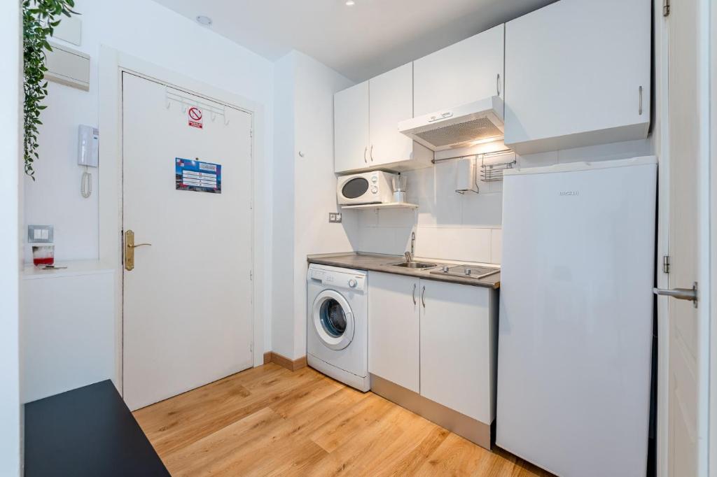 Kuchnia lub aneks kuchenny w obiekcie Solaz-Andaluz City Center Apartment BY NAMASTE ELITE