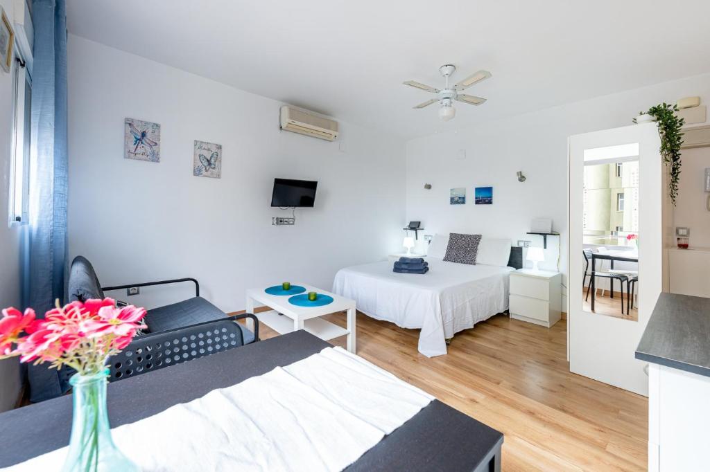 Telewizja i/lub zestaw kina domowego w obiekcie Solaz-Andaluz City Center Apartment BY NAMASTE ELITE