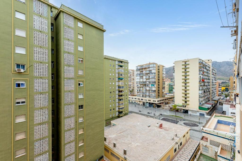widok miasta z lotu ptaka z wysokimi budynkami w obiekcie Solaz-Andaluz City Center Apartment BY NAMASTE ELITE w mieście Torremolinos