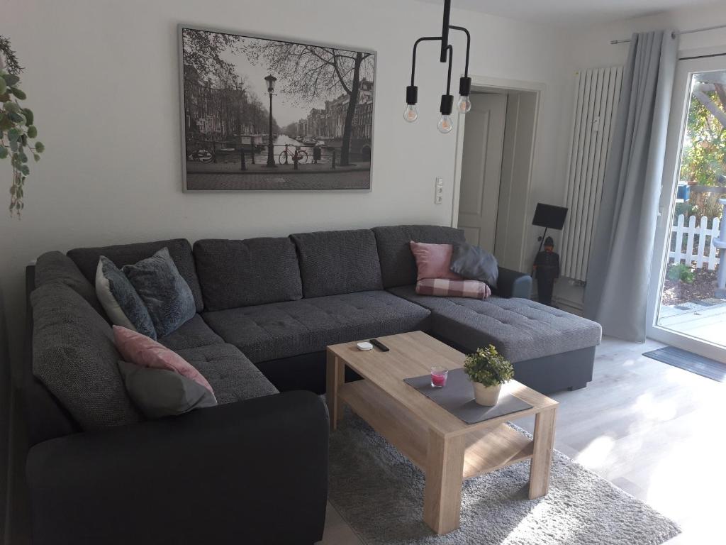 ein Wohnzimmer mit einem Sofa und einem Couchtisch in der Unterkunft Ferienwohnung Finkenzeller in Jever