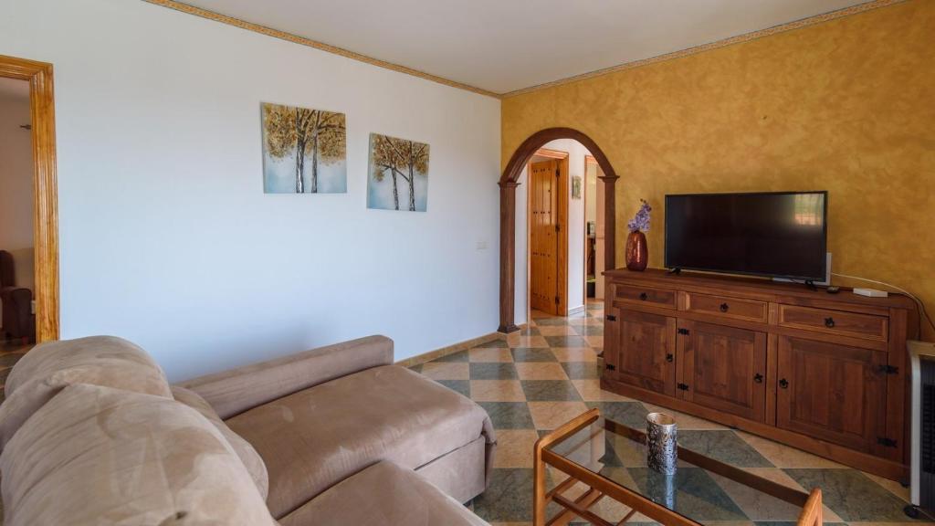 Televízia a/alebo spoločenská miestnosť v ubytovaní Villa Avimar Torrox by Ruralidays