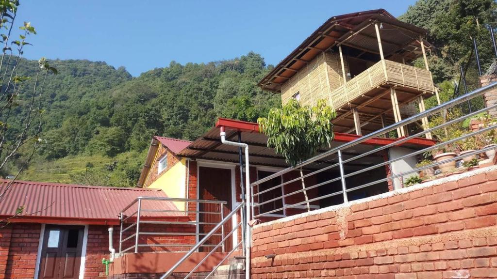 una casa construida con una pared de ladrillo en Penance Homestay, en Khokna