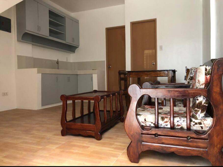 een woonkamer met 2 stoelen en een tafel bij Sebastians Crib in Dasmariñas