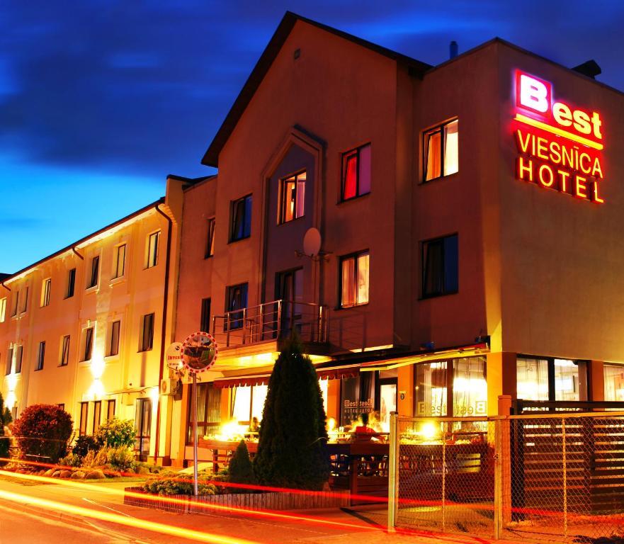 un hôtel avec un panneau indiquant le meilleur hôtel occidental dans l'établissement Hotel BEST with FREE PARKING, à Riga