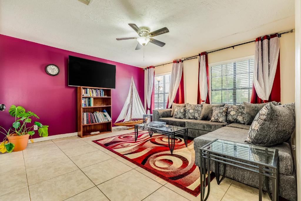 ein Wohnzimmer mit einem Sofa und einem Flachbild-TV in der Unterkunft Saints Haven in Houston