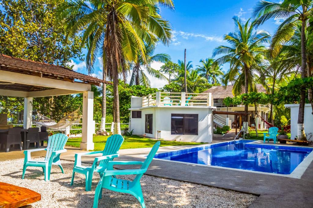 un patio trasero con sillas y una piscina en Villa Mer, en Tivives
