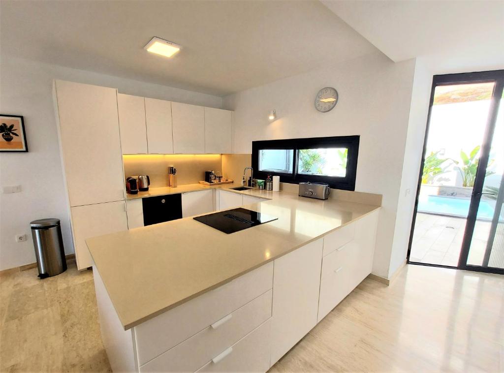 Kuchyň nebo kuchyňský kout v ubytování Villa Playa Amadores - Luxury villa with heated pool