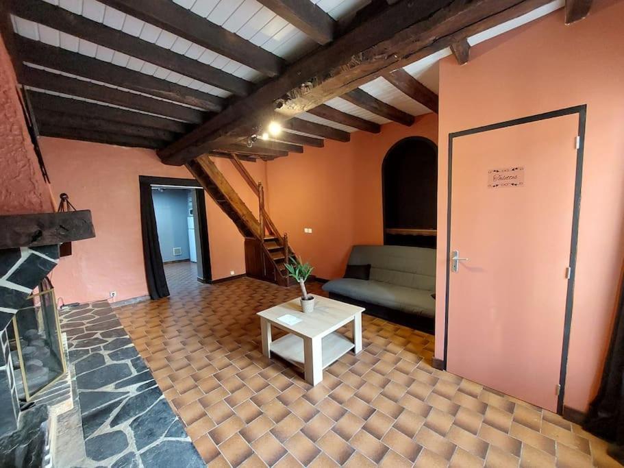 Habitación con mesa y cama en un edificio en Chez Aurélie et Guillaume, en Guéméné-Penfao