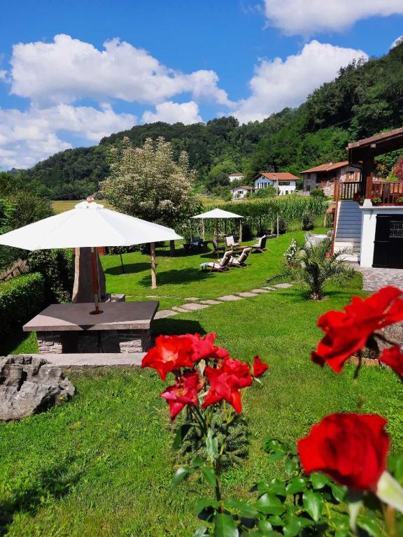 Nespecifikovaný výhled na hory nebo výhled na hory při pohledu z hotelu