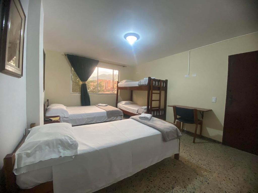 Postel nebo postele na pokoji v ubytování Hotel Caldas Plaza