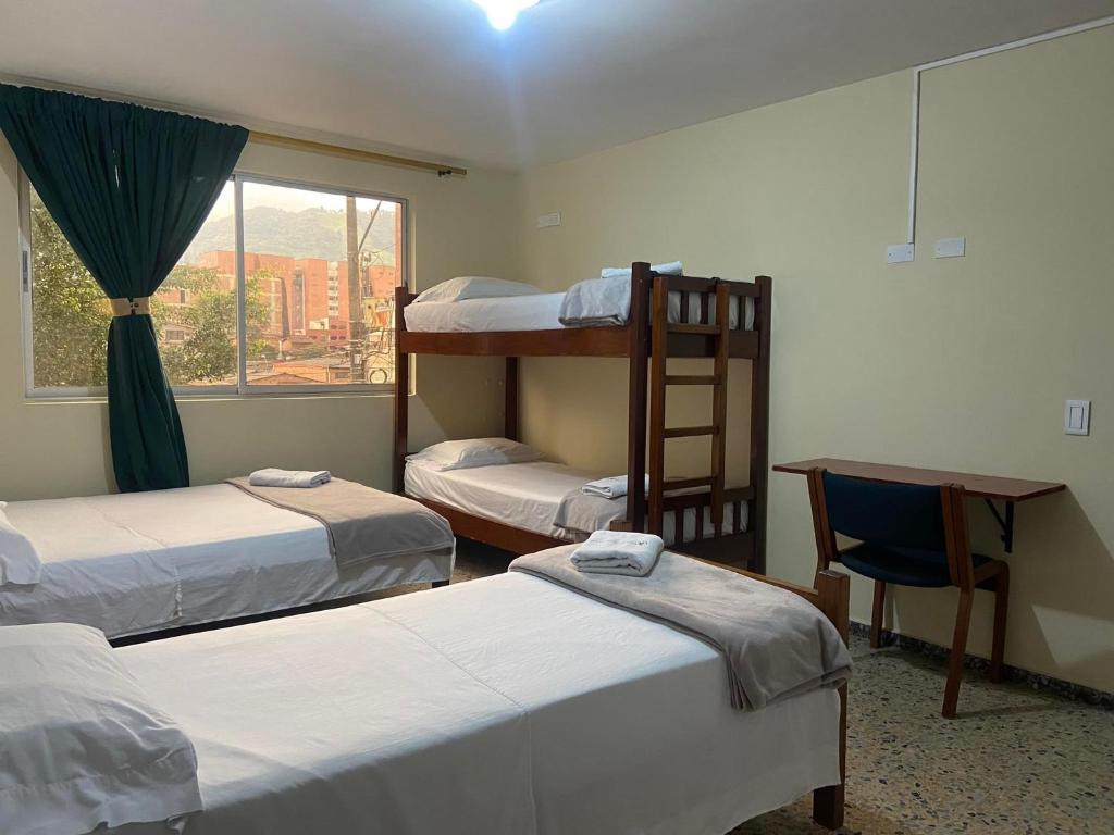 Postel nebo postele na pokoji v ubytování Hotel Caldas Plaza