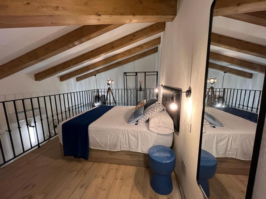 - une chambre avec 2 lits dans une pièce dotée de plafonds en bois dans l'établissement La Encantada 2, à Elche de la Sierra