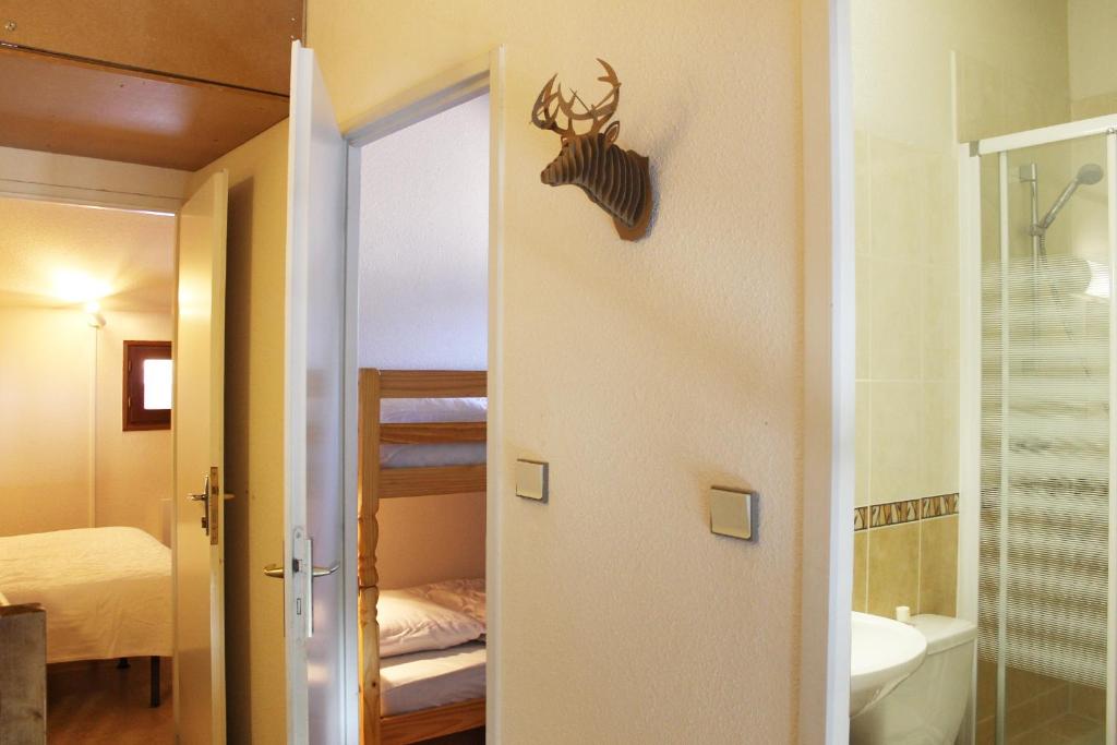 Kúpeľňa v ubytovaní Duplex sur le lac Les Angles 7 personnes