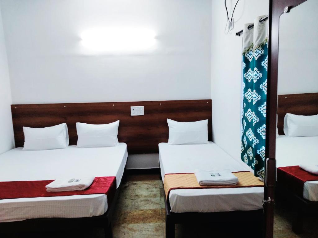 Postel nebo postele na pokoji v ubytování Royal Green Residency Chennai Airport