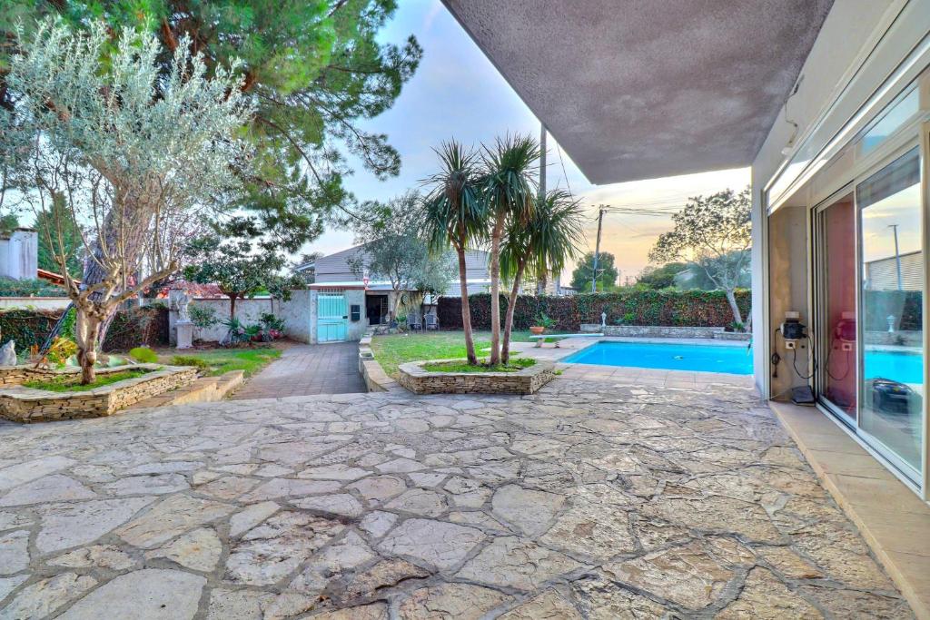 an image of a house with a swimming pool at Chambre cosy jo in Saint-Alban