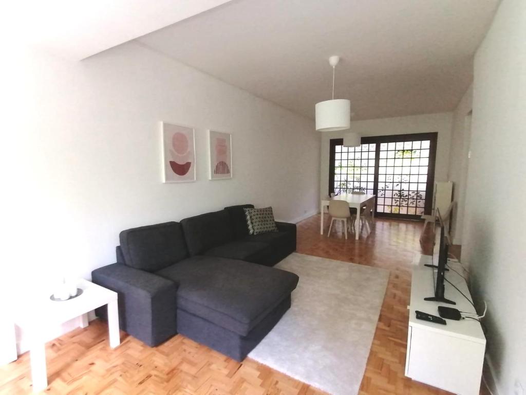 - un salon avec un canapé et une table dans l'établissement Lisboa Central Apartment, à Lisbonne
