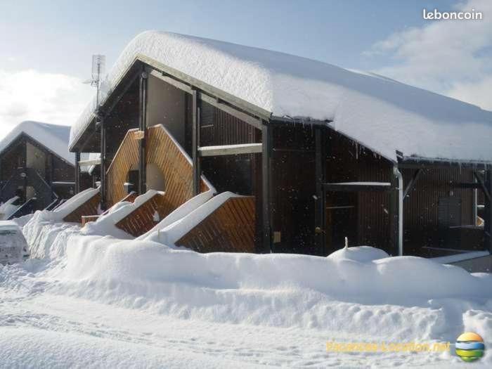 a snow covered building with a bunch of snow on it at Appartement 5 personnes Crest-Voland Espace Diamant in Cohennoz