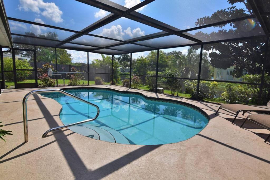 una gran piscina con techo abierto en Rowena House 2bd Den 2bth Heated Pool Near Siesta Key, en Sarasota