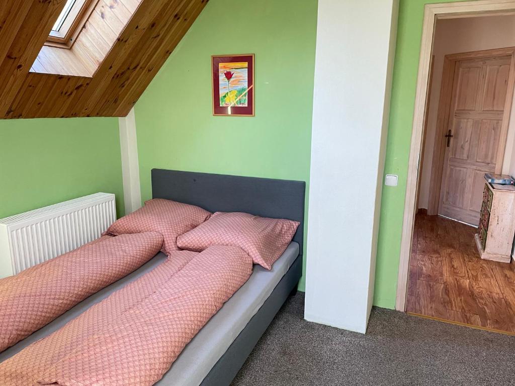 Rúm í herbergi á Veselka