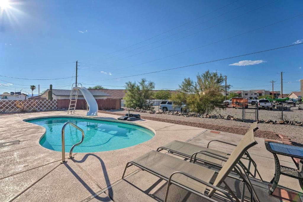 Πισίνα στο ή κοντά στο 1 Mi to Lake Havasu! Home with Heated Pool