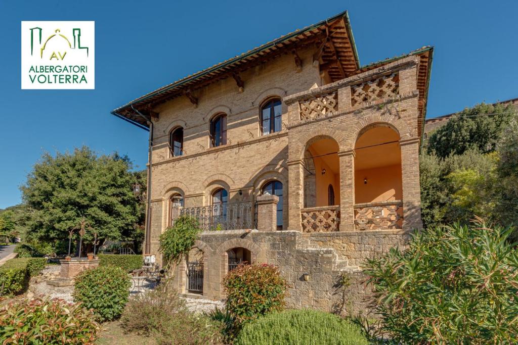 une ancienne maison en pierre dans les ardennes ubergiennes dans l'établissement Appartamenti Villa Mascagni, à Volterra