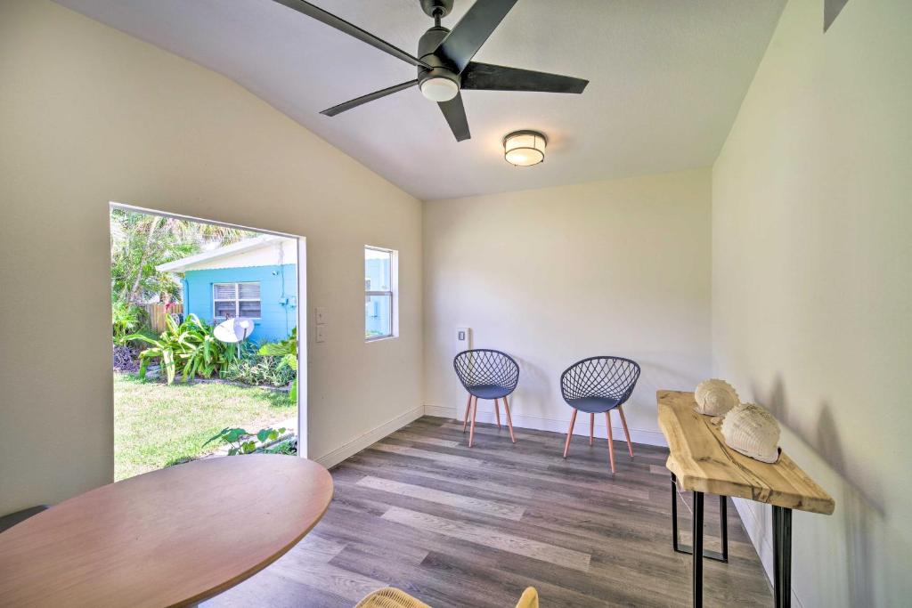 Fotografie z fotogalerie ubytování Walkable Florida Duplex 2 Blocks to Cocoa Beach! v destinaci Cocoa Beach