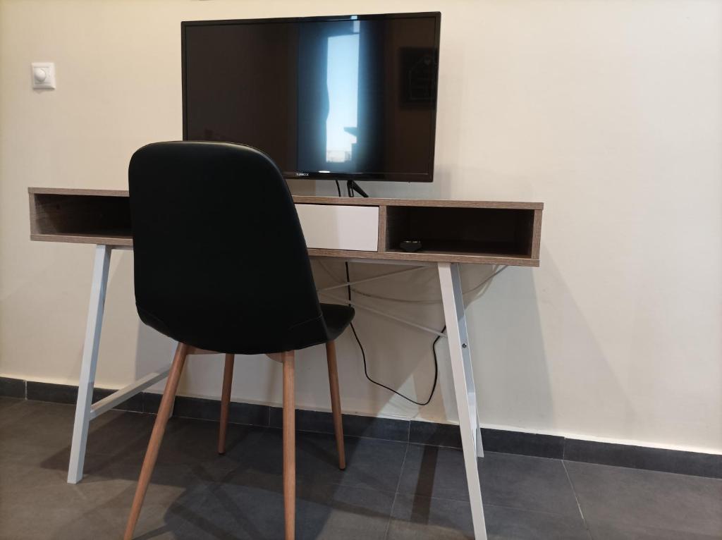 A television and/or entertainment centre at Myron Apartments