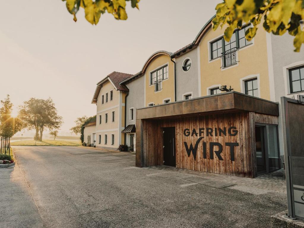 ein Gebäude mit einem Schild, auf dem das Handwerk steht in der Unterkunft Landhotel Gafringwirt in Euratsfeld