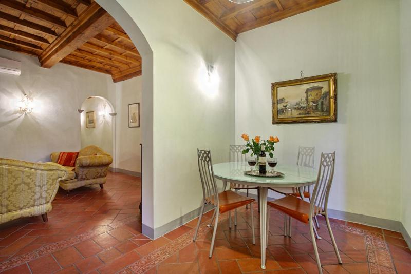 jadalnia ze stołem, krzesłami i kanapą w obiekcie Pergola Apartment we Florencji