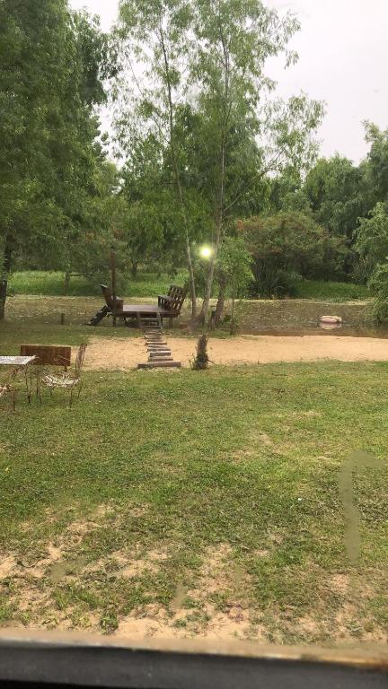 Cabaña en el río