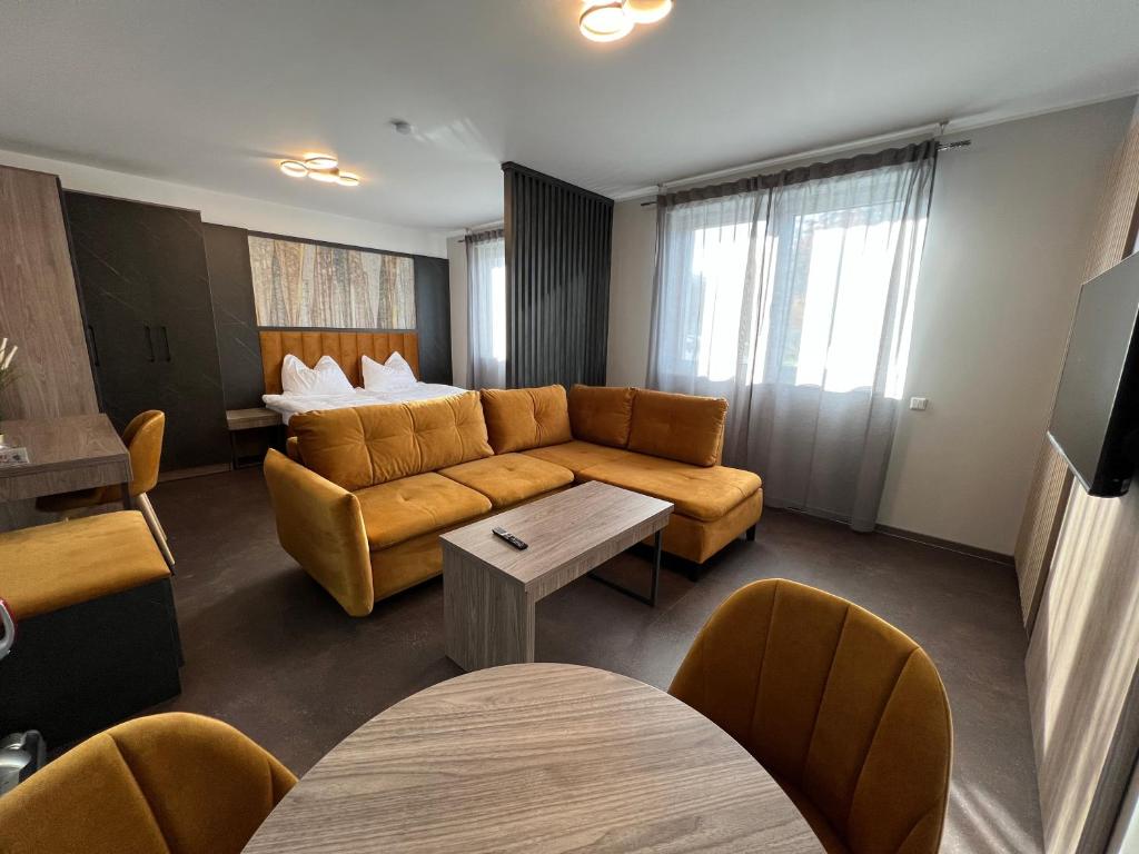 sala de estar con sofá y mesa en BonApart en Bedburg