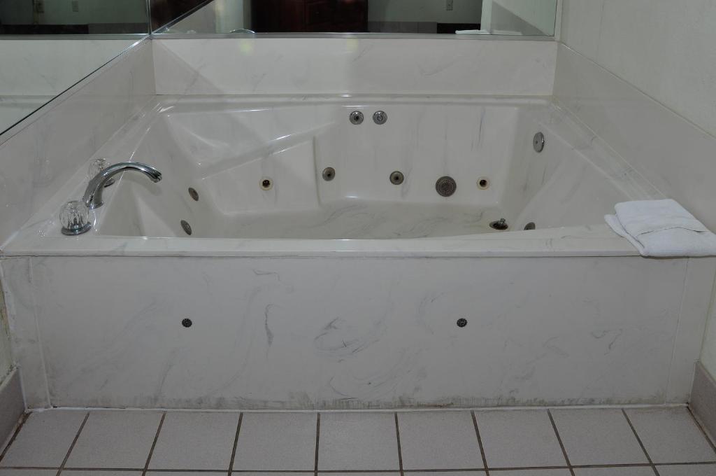 Days Inn & Suites by Wyndham Siler City - Studiosuite Met Kingsize Bed - Niet-Rokers