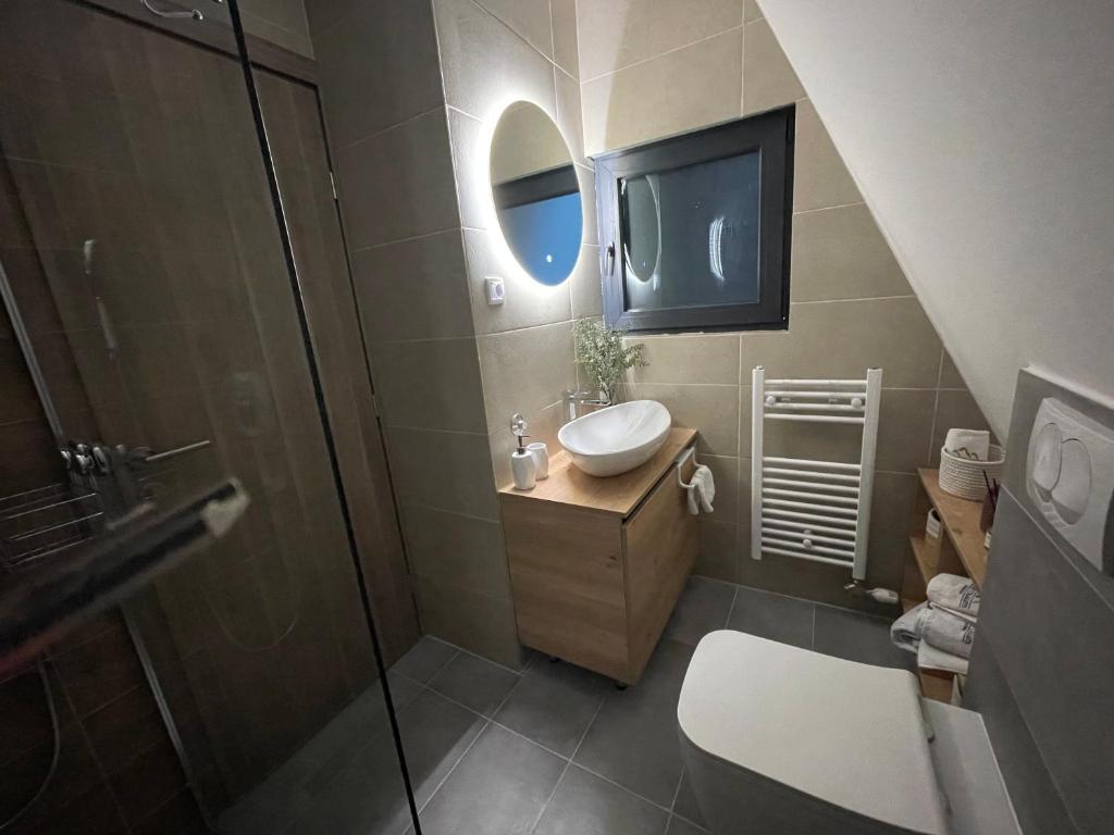 W łazience znajduje się umywalka i lustro. w obiekcie Jahorina Luxury Chalets w mieście Jahorina