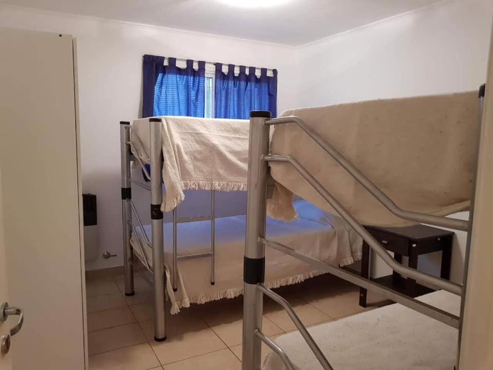 una cama de hospital en una habitación con ventana al señor jose en Villa Gesell