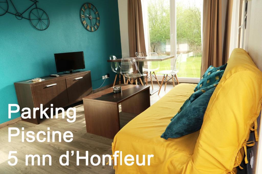 Televízia a/alebo spoločenská miestnosť v ubytovaní Charmant 2 pièces proche d Honfleur, piscine en saison, parking gratuit, Wifi
