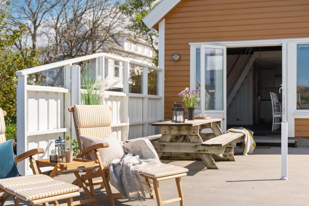 un patio con sillas, una mesa y un comedor en RoaldsPiren Stavanger en Stavanger