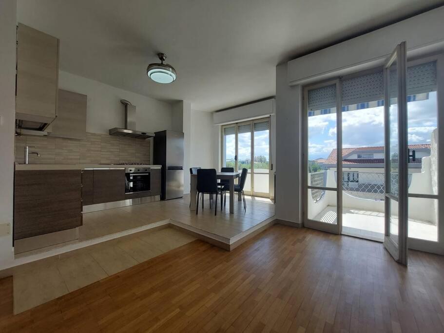 eine Küche mit einem Tisch und Stühlen im Zimmer in der Unterkunft La Casa sul Mare in Francavilla al Mare