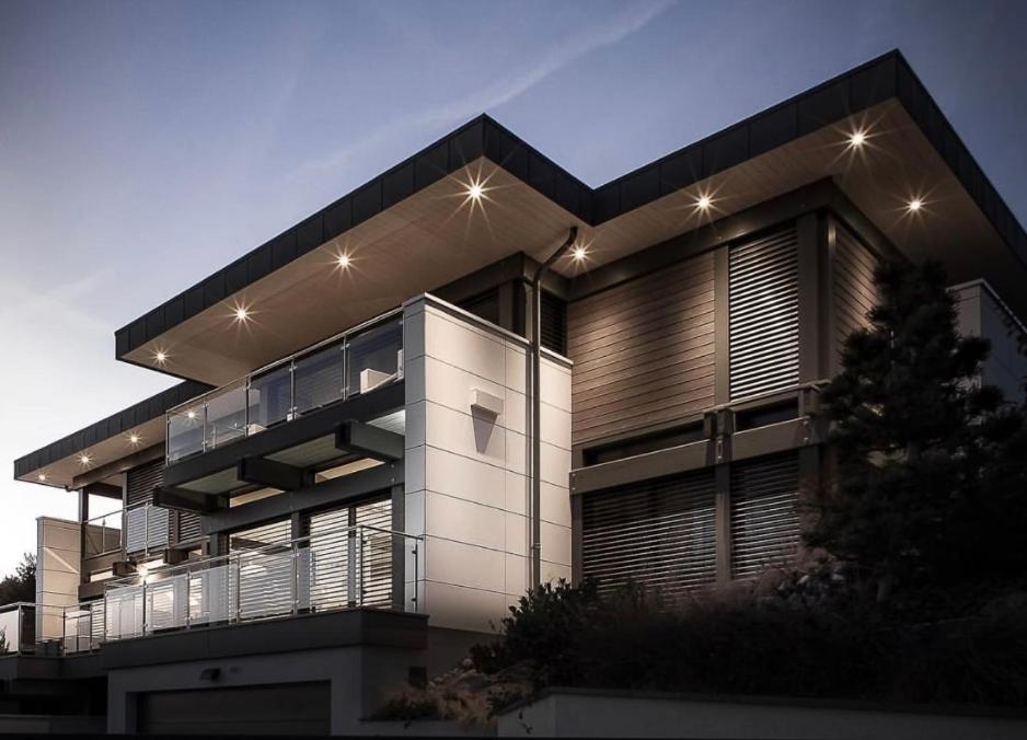 un grand bâtiment avec des lumières au-dessus dans l'établissement Luxueuse villa Annecy, à Argonay