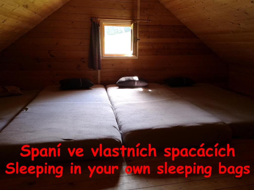 Postel nebo postele na pokoji v ubytování Srub na svahu sjezdovky v Radvanicích