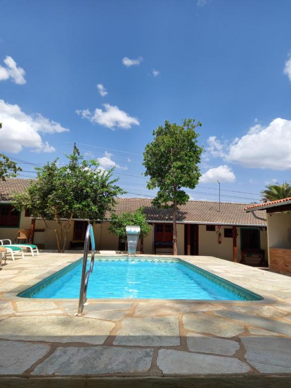 uma piscina em frente a uma casa em Brisa da Serra Hotel Pousada Pirenopolis em Pirenópolis