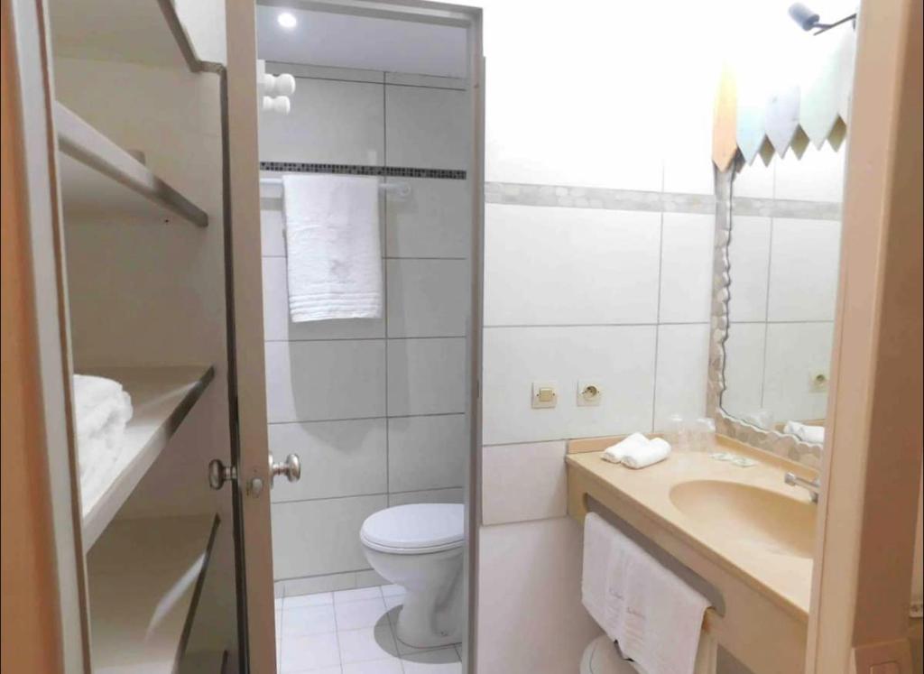 Koupelna v ubytování Studio 2/4 personnes avec vue mer & piscine - Résidence Marinotel