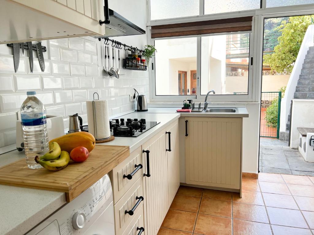 une cuisine avec un comptoir avec des fruits sur une planche de découpe dans l'établissement Hibiscus Apartment, à Bajamar