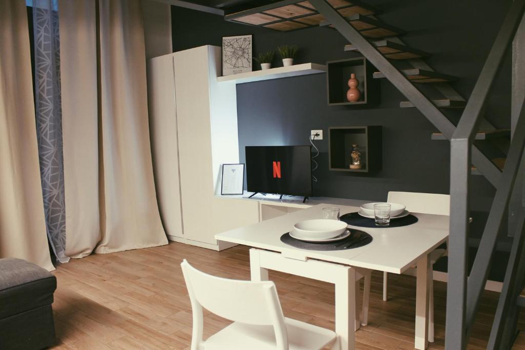 ein Esszimmer mit einem weißen Tisch und Stühlen in der Unterkunft YR Apartments Milan - Città Studi in Mailand